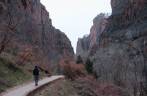 Caminhada pelo canyon no fundo do Zion National Park, em Utah, nos Estados Unidos